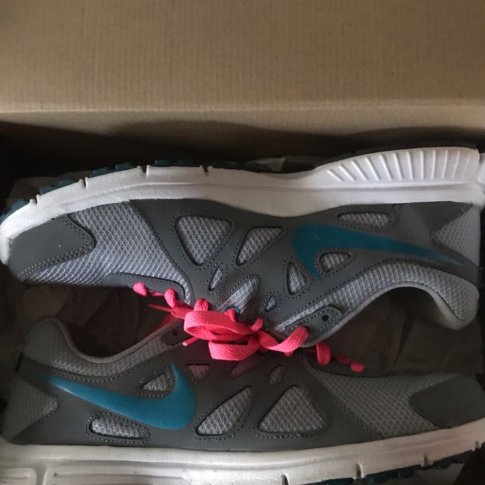 Women’s Nike Revolution 2 sneakers